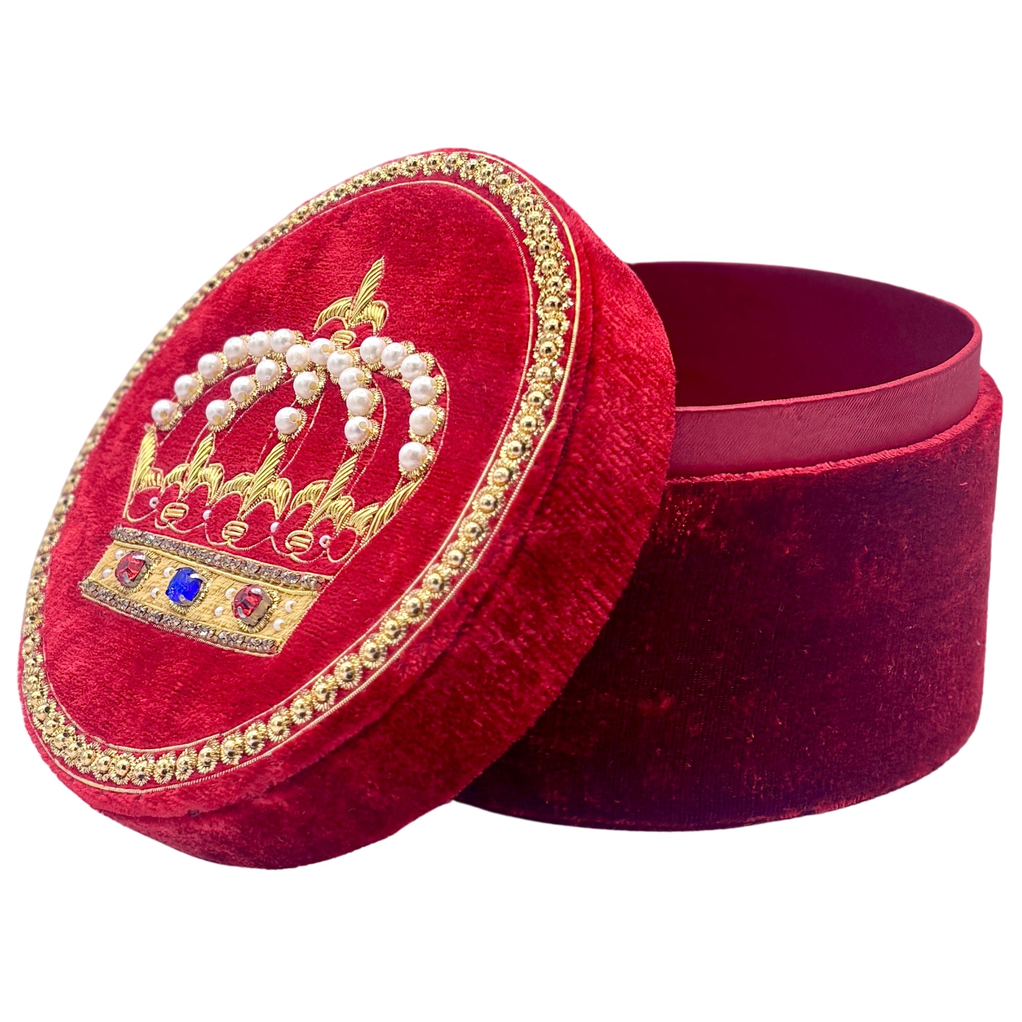 Boîte ronde en velours rouge brodée main, couronne dorée ornée de perles et pierres colorées