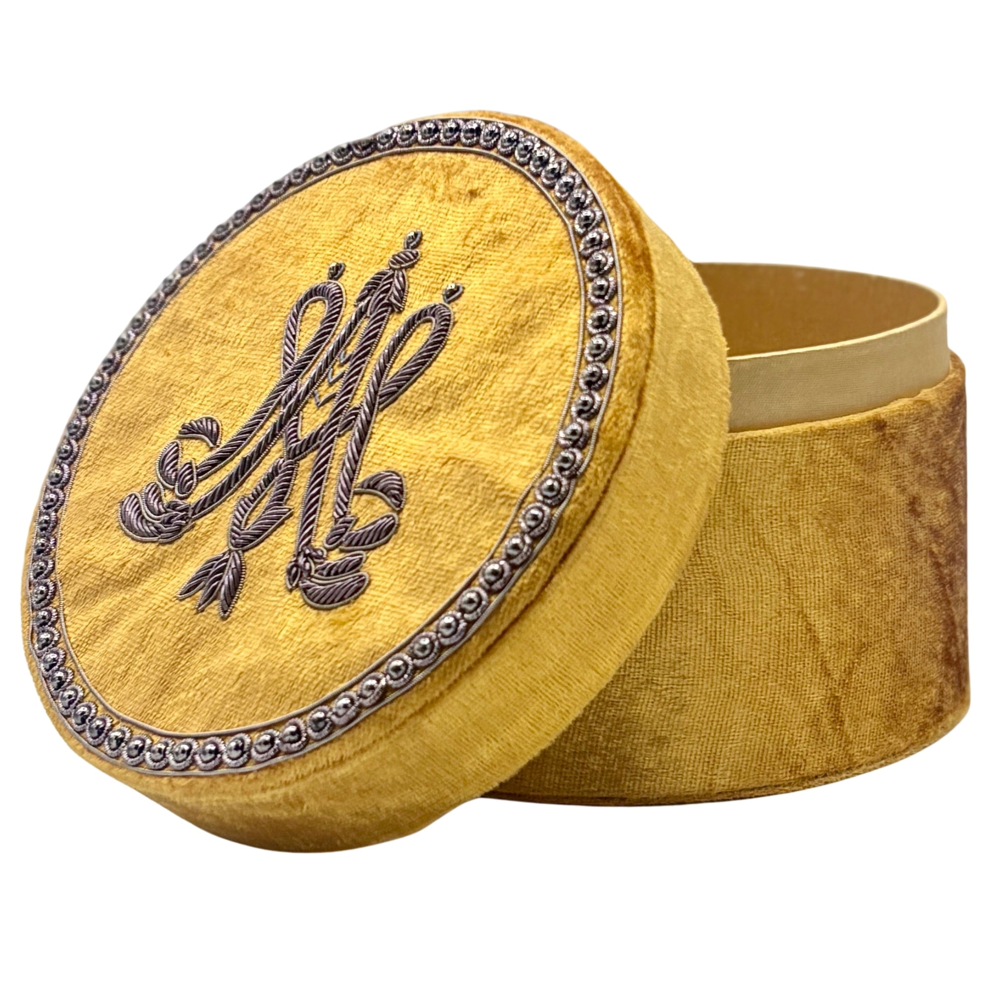 Boîte ronde en velours ocre brodée main, couvercle orné d’un monogramme et galon perlé argenté