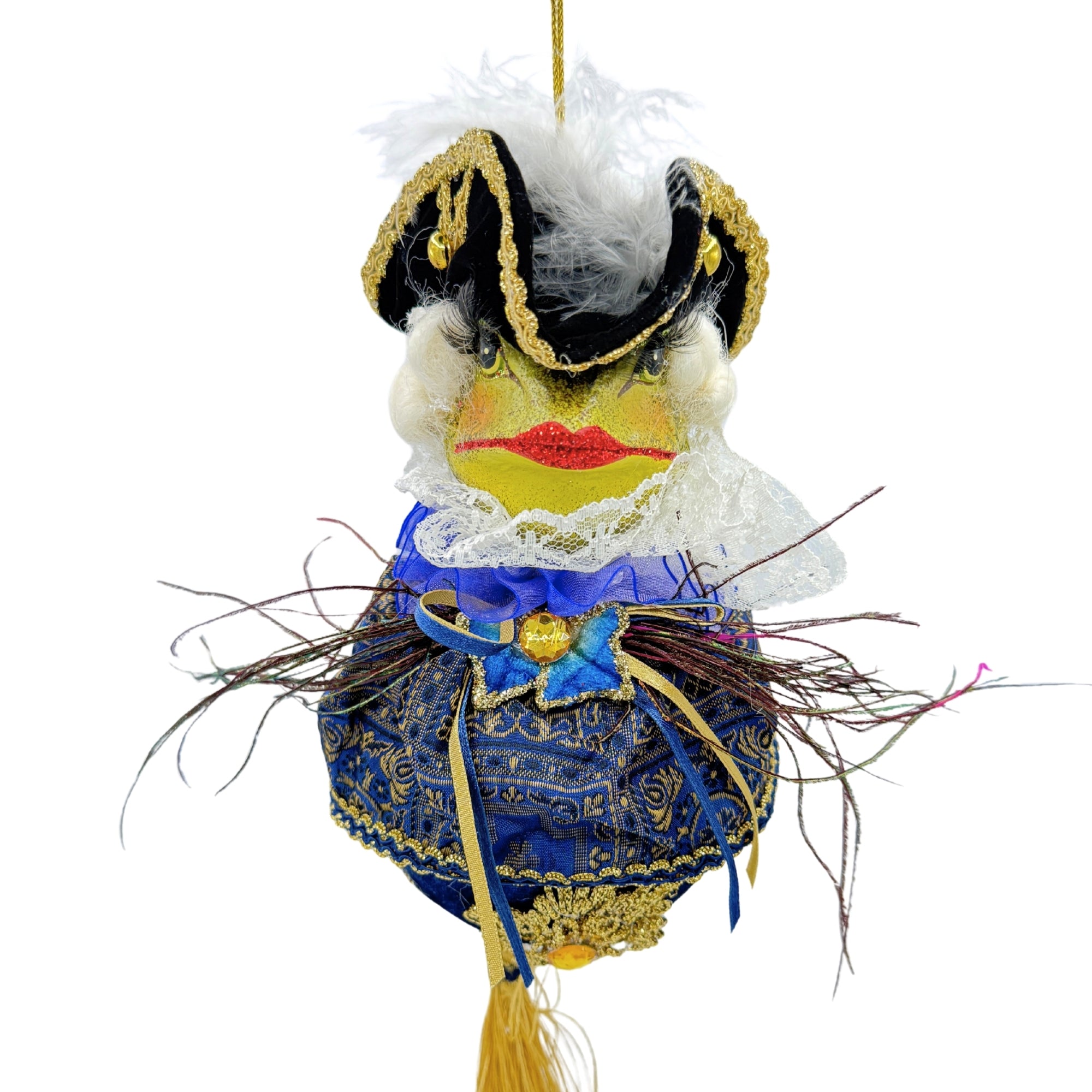 Personnage grenouille habillée en marquis avec costume brodé, chapeau structuré, perruque textile et pompon, suspension