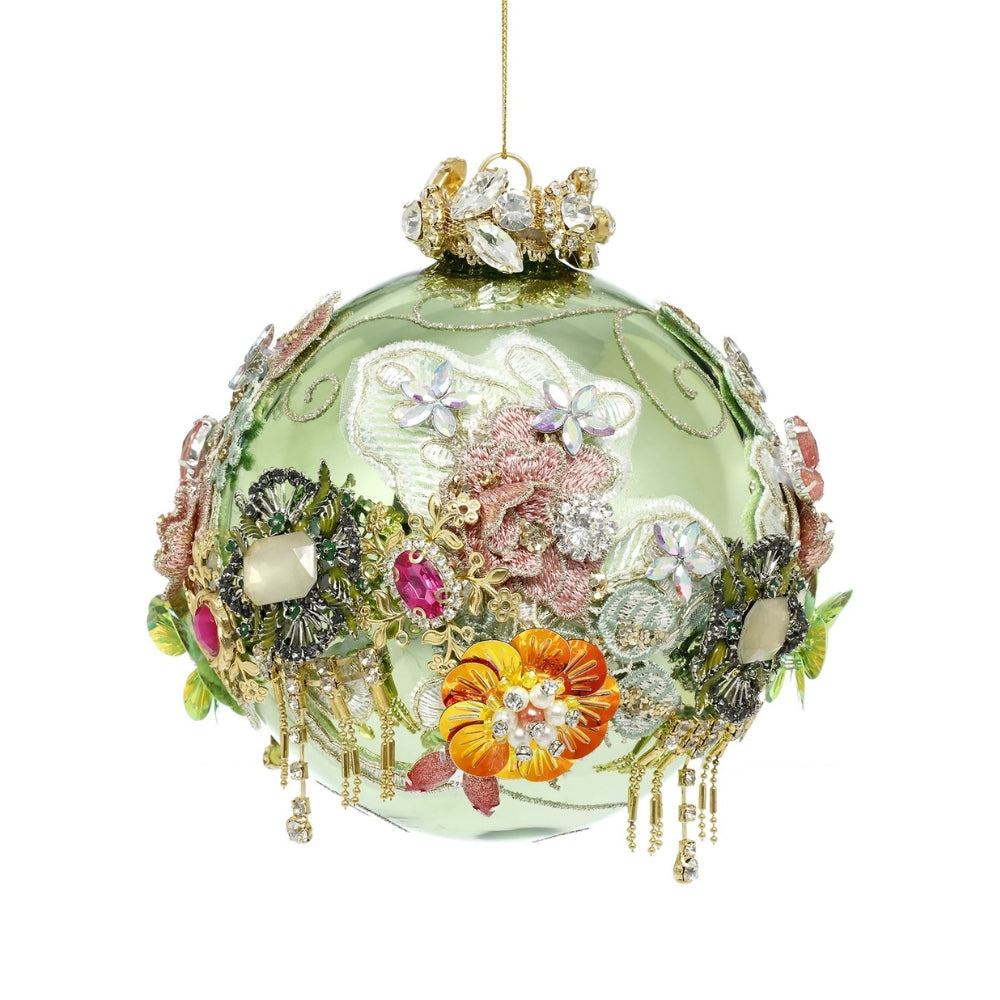 Boule de Noël en verre soufflé vert décorée de fleurs brodées, cristaux et pampilles dorées