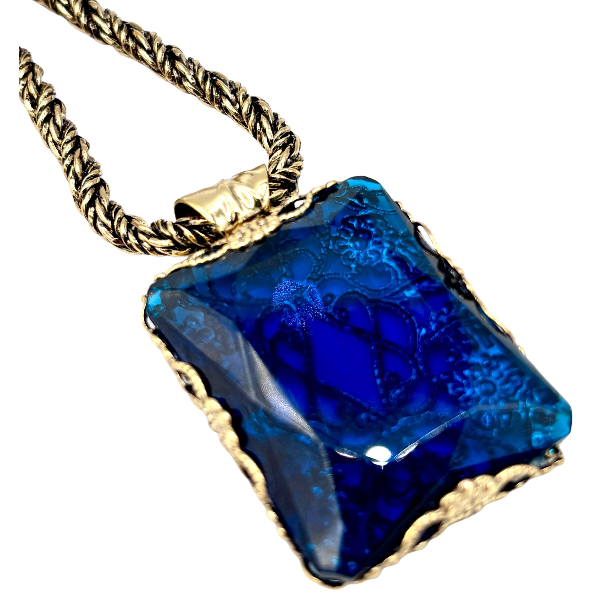 Collier en cristal bleu marine facetté, pendentif rectangulaire gravé sur chaîne dorée torsadée