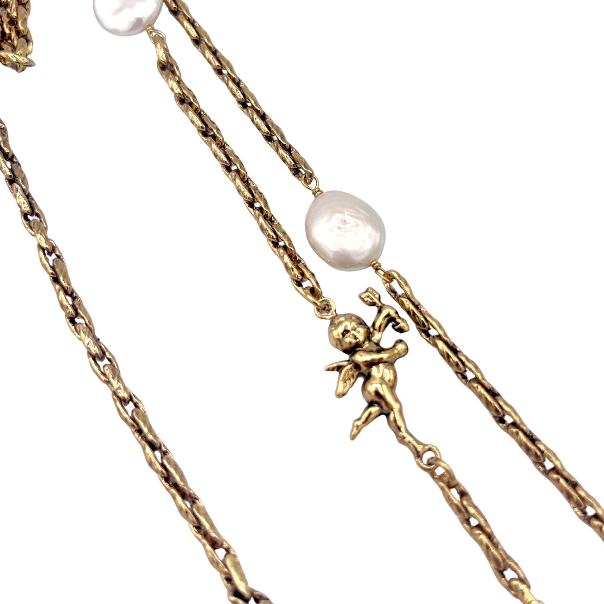 Collier doré à maillons torsadés avec perle baroque blanche et pendentif Cupidon ailé