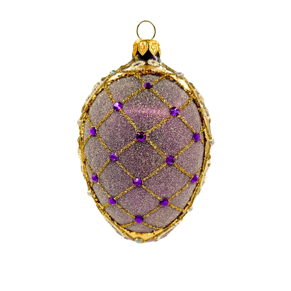 Oeuf de Noël en verre soufflé violet pailleté, treillis doré et perles violettes