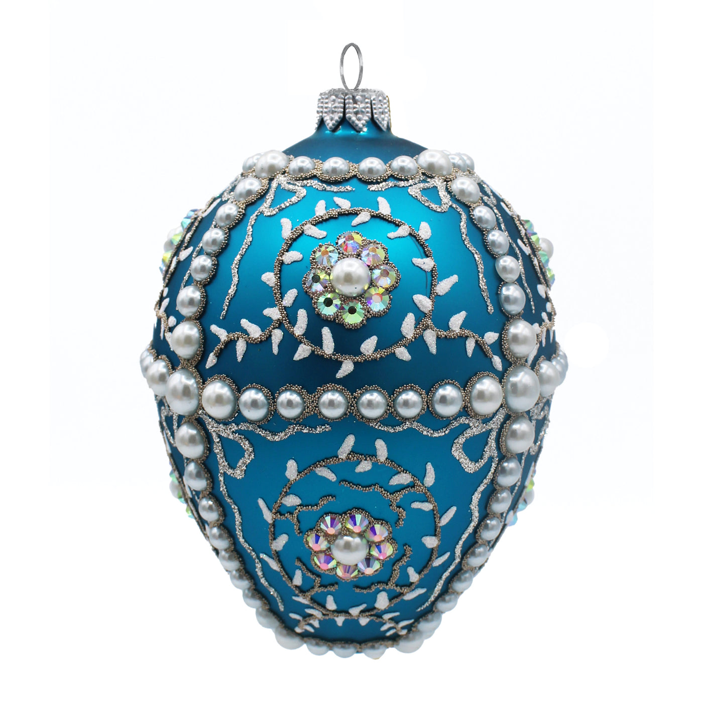 Œuf en verre soufflé bleu orné de perles blanches et motifs argentés