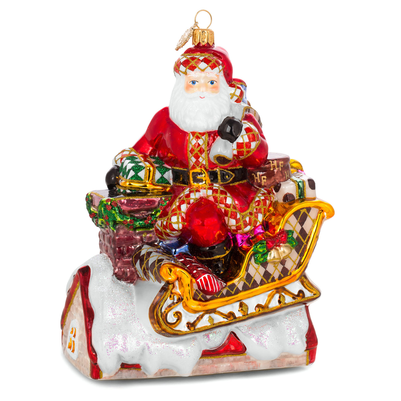 Père Noël en verre soufflé assis sur un toit enneigé, traîneau doré et cadeaux colorés