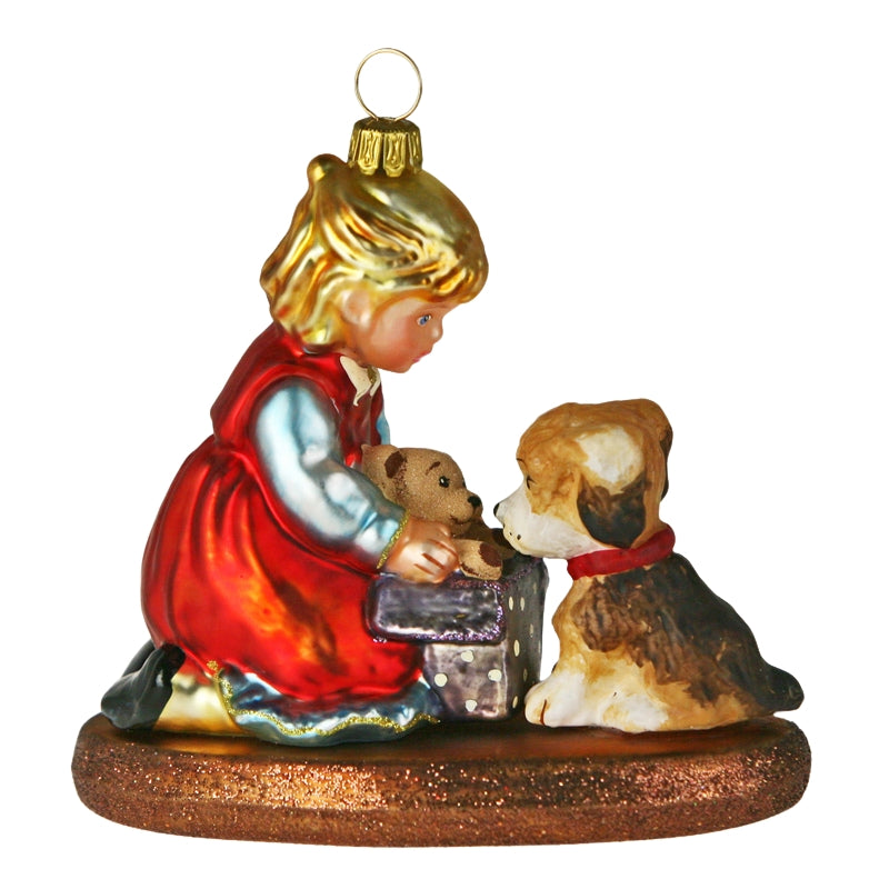 Petite fille en verre soufflé rouge et or avec chien assis sur socle brun
