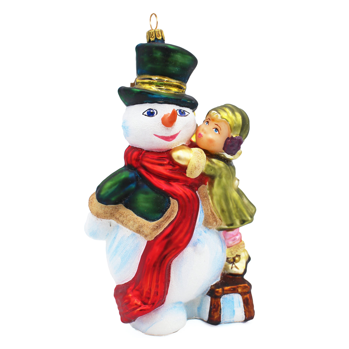 Petite fille enlacée à un bonhomme de neige en verre soufflé, écharpe rouge et chapeau vert