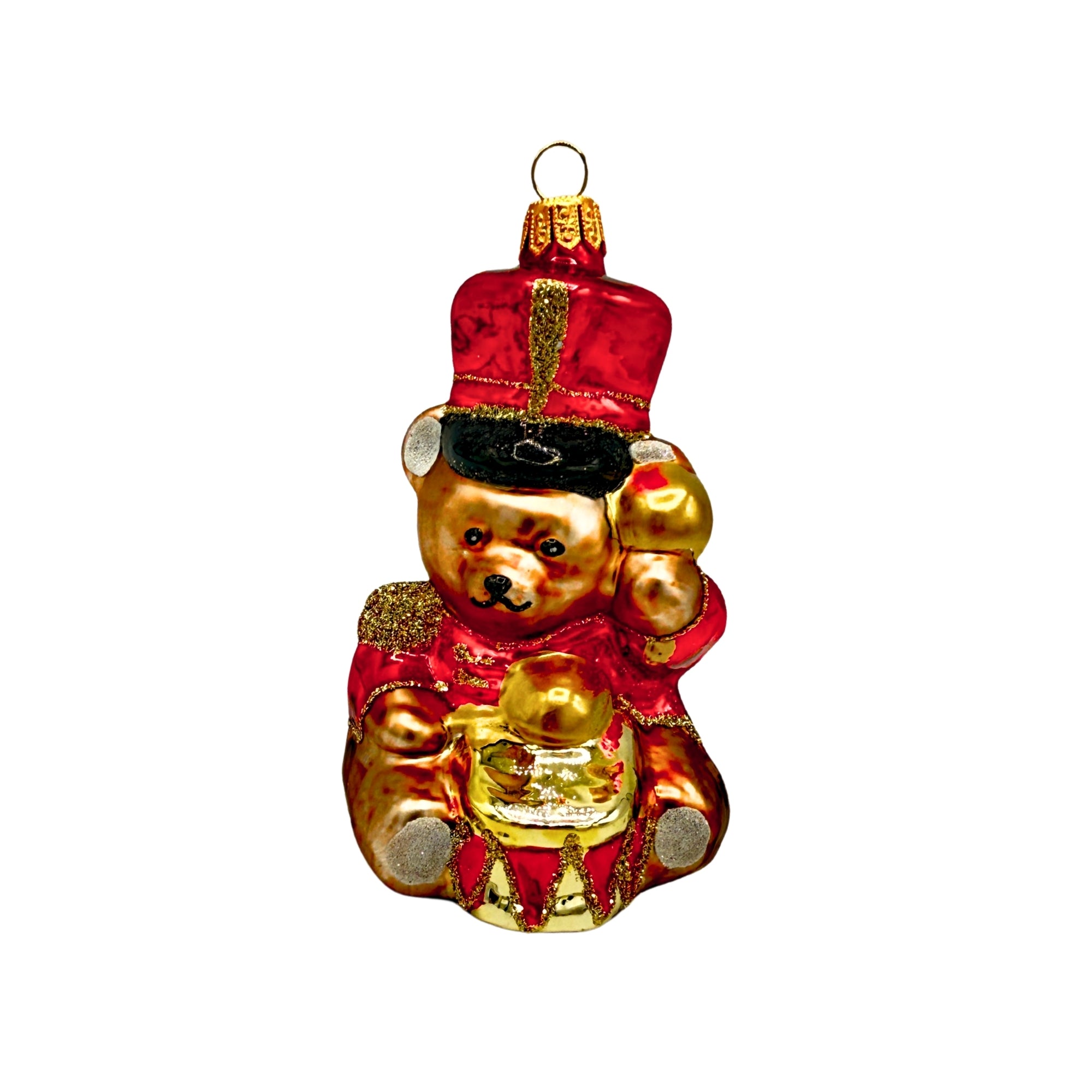 Ourson en verre habillé tenant un tambour, figurine décorative brillante avec tenue rouge, détails dorés et attache de
