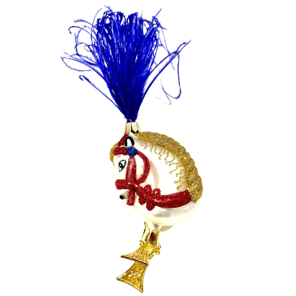 Cheval en verre soufflé blanc sur clip, crinière à plumes bleues et harnais rouge et or