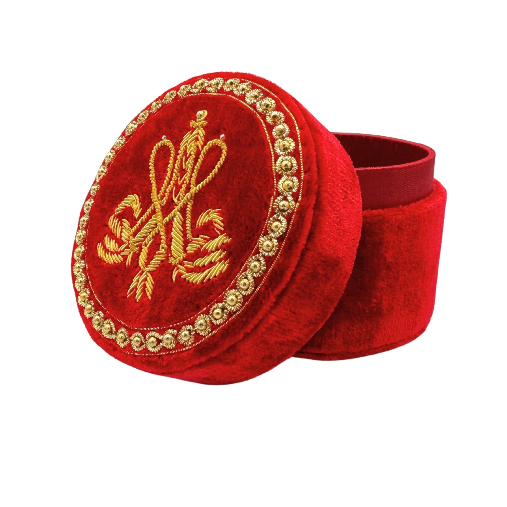 Boîte ronde en velours rouge brodée MA d'or avec bordure de perles
