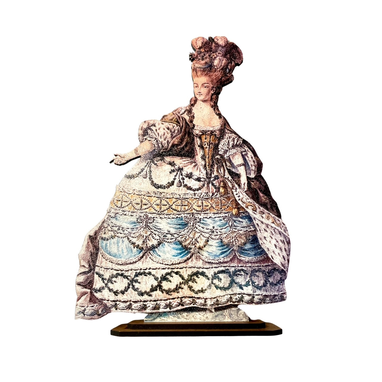 Silhouette Marie-Antoinette en carton imprimé, robe à paniers pastel et coiffure rococo