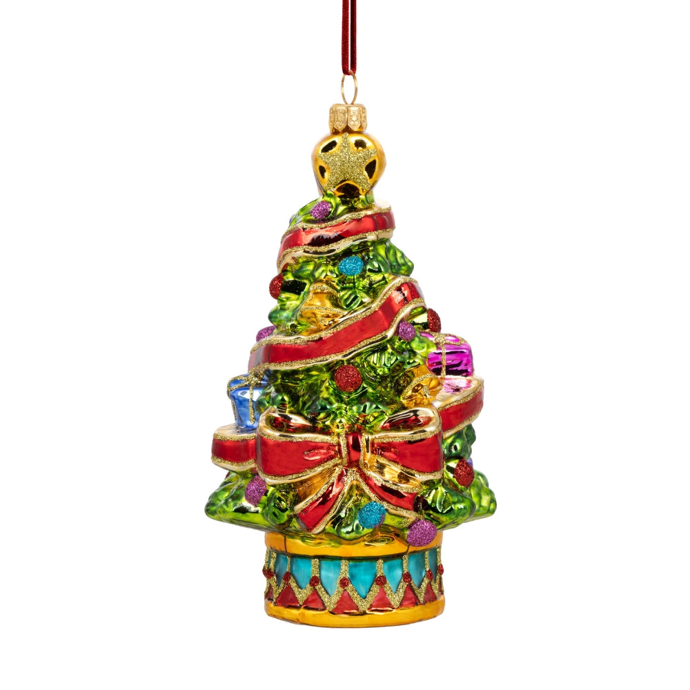 Sapin de Noël en verre soufflé décoré de rubans rouges, étoiles dorées et cadeaux colorés