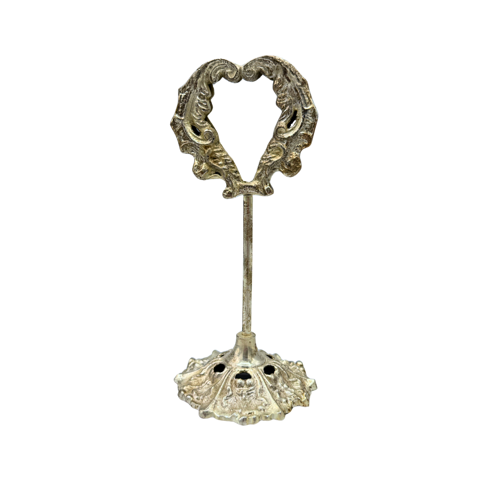 Porte-photo en métal argent patiné, pied baroque ciselé et cadre cœur ajouré