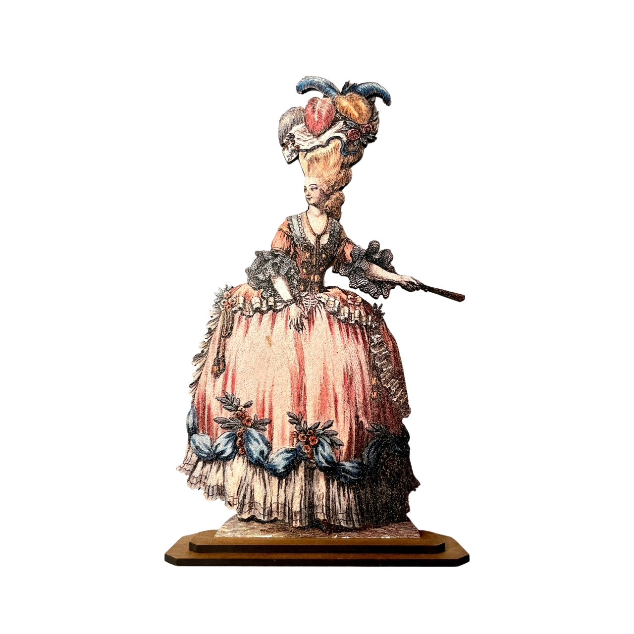 Silhouette dame XVIIIe siècle en robe rose à broderies, éventail à plume et coiffure haute