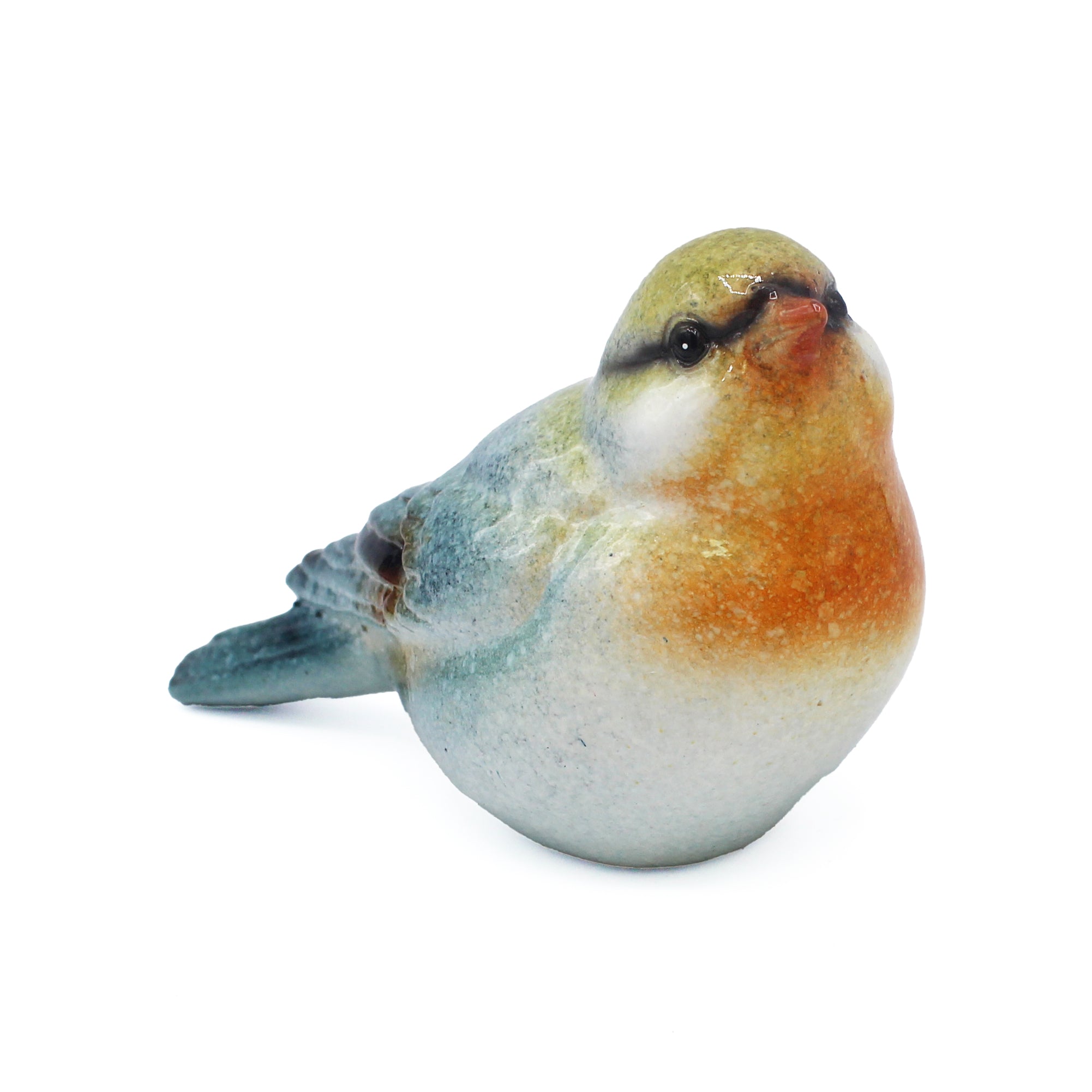 Oiseau décoratif en résine vert, bleu et orange, vu de face avec queue bleutée