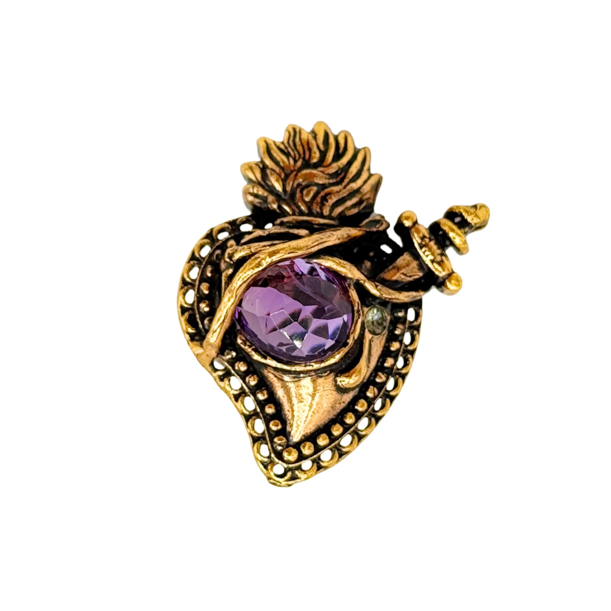 Bague en laiton à motif cœur sculpté avec améthyste facettée violette sertie au centre, détails en relief