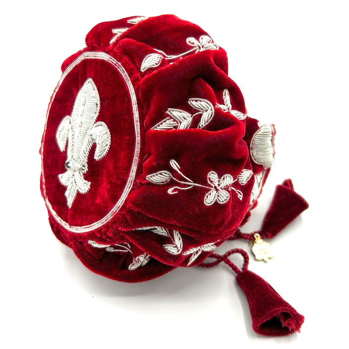 Bourse en velours rouge brodée de fils argentés avec fleur de lys et cordon
