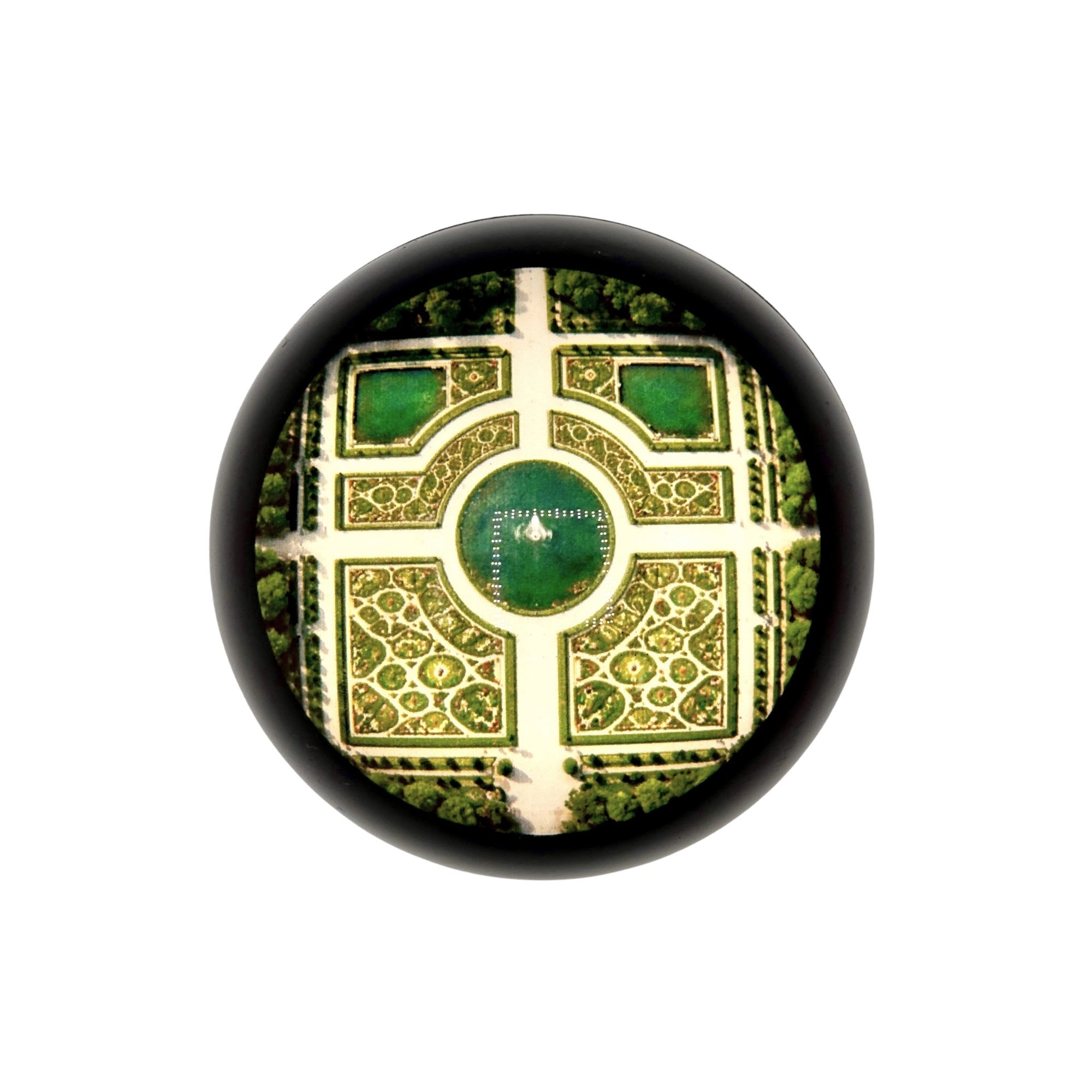 Cabochon rond en verre avec vue aérienne de jardin à la française et fontaine centrale, motif vert symétrique