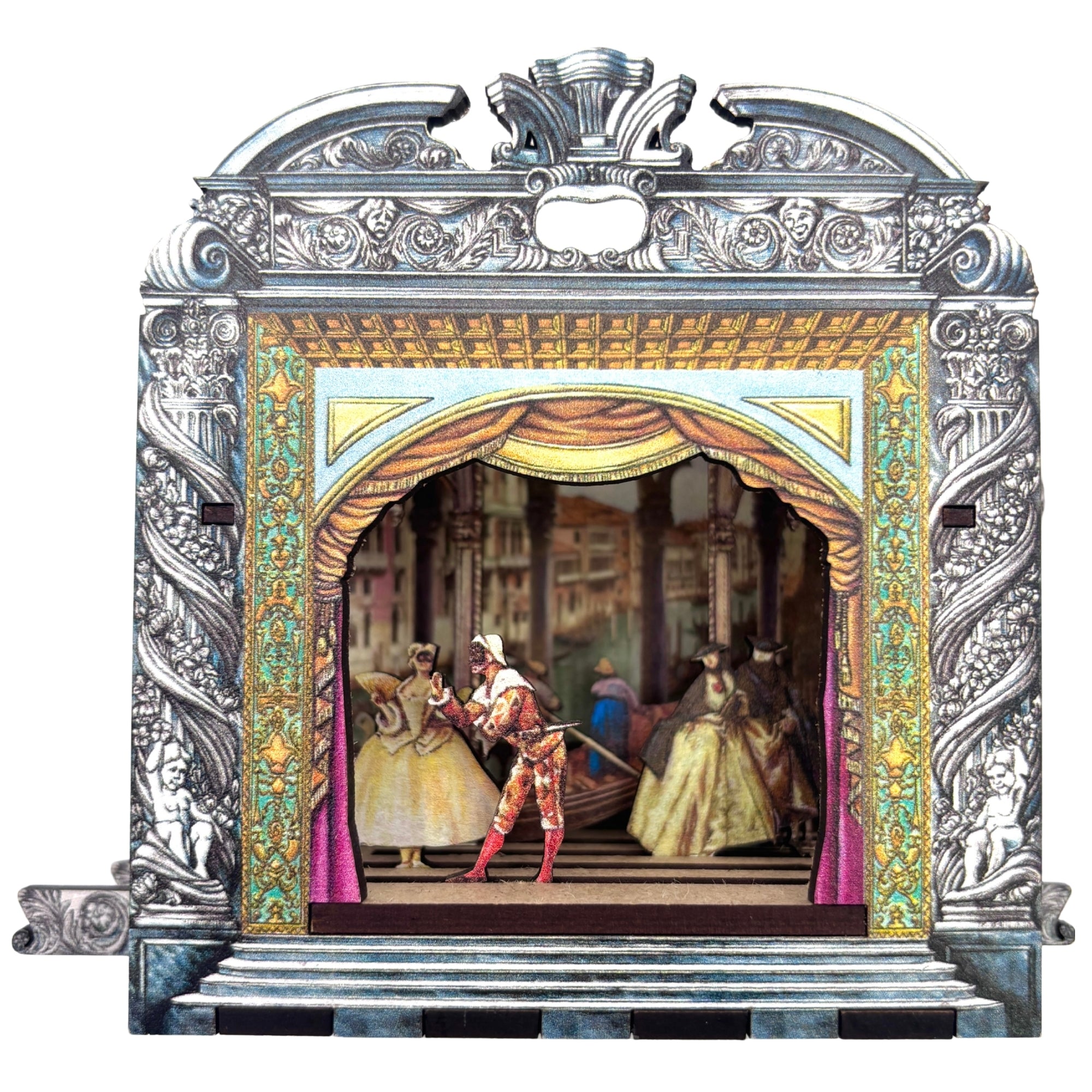 Théâtre miniature Venise avec décor baroque argenté, rideaux rouges et personnages costumés sur scène