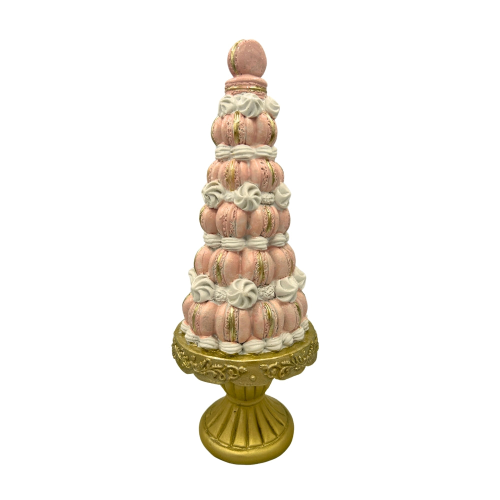 Pièce montée de macarons roses et crème sur socle doré sculpté