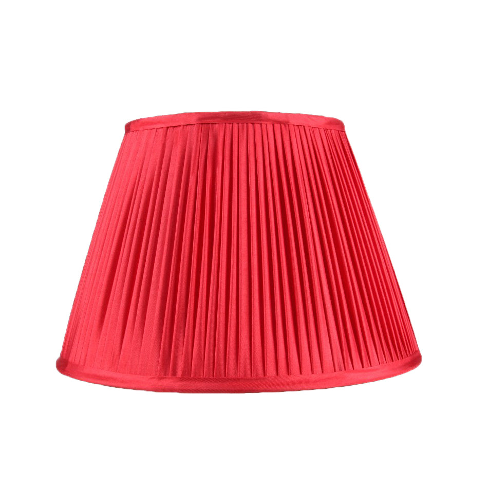 Abat-jour plissé en satin rouge, forme évasée et bord inférieur arrondi
