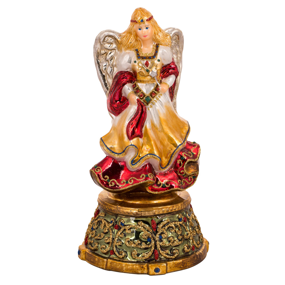 Ange en verre soufflé peint à la main, robe rouge et or, posé sur piédestal décoré