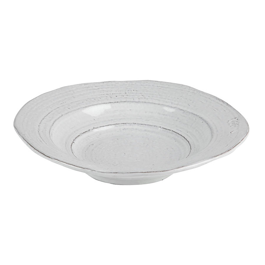 Assiette creuse blanche en terre cuite Galestro, forme large et veinée à la main