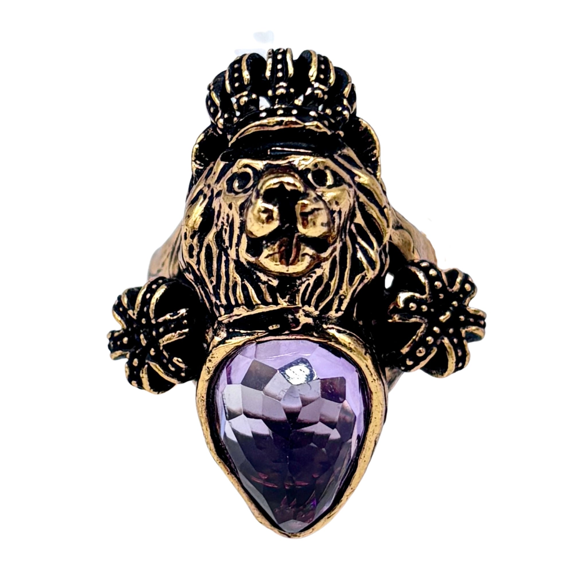 Bague création unique en métal doré, tête de lion sculptée et améthyste violette facettée en forme de goutte