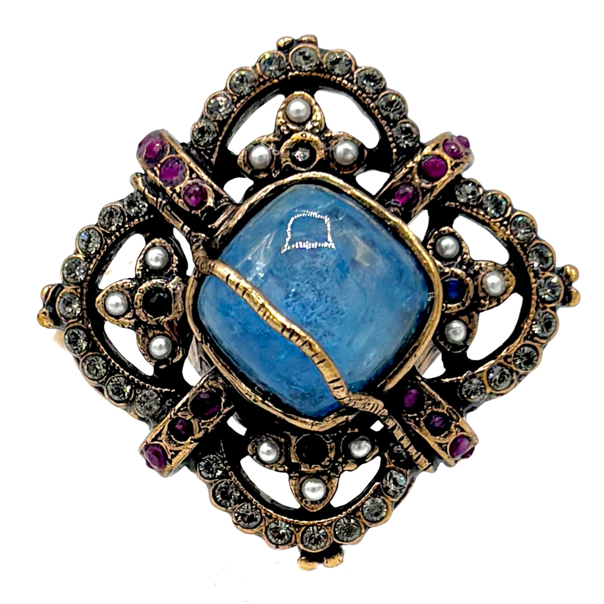 Bague ornée d’une grande aigue-marine bleue, monture travaillée dorée avec perles et pierres violettes et blanches