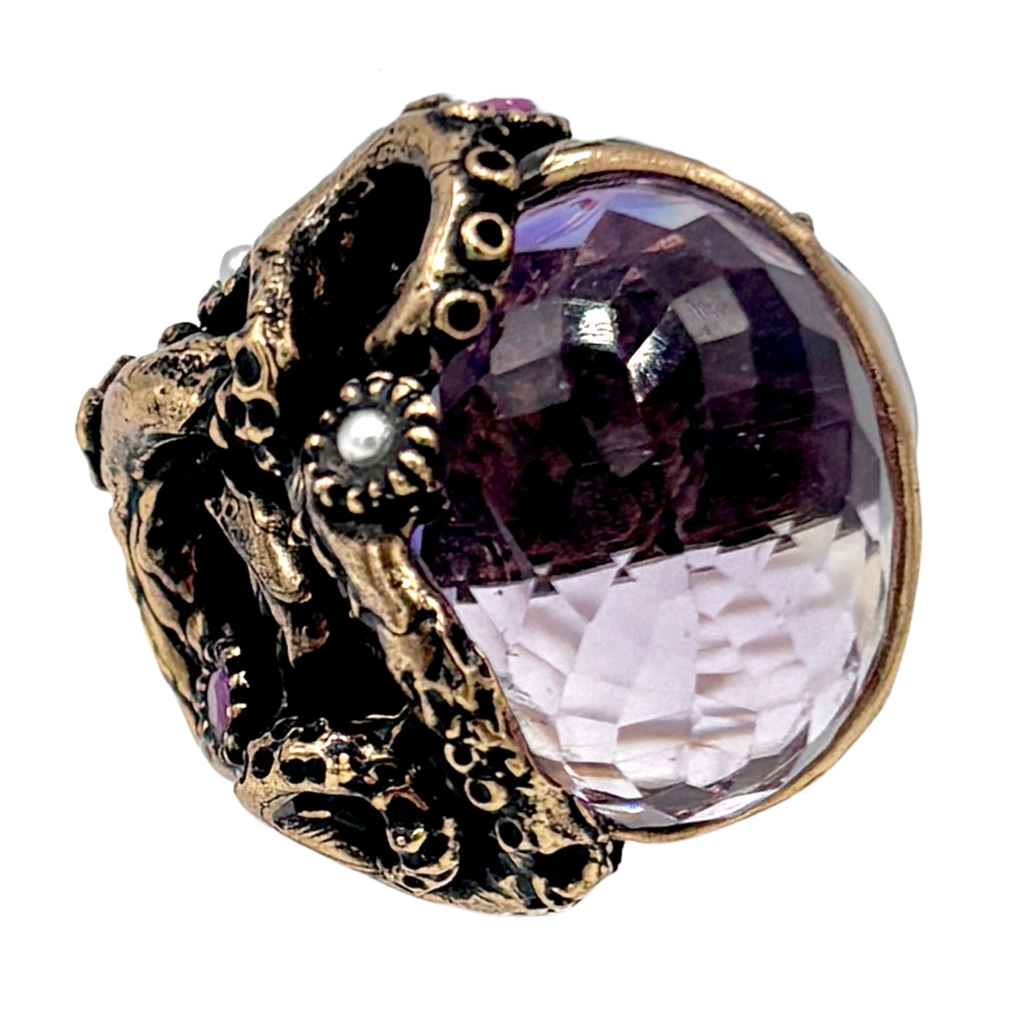 Bague création unique en métal doré orné, large améthyste facettée violette et détails sculptés