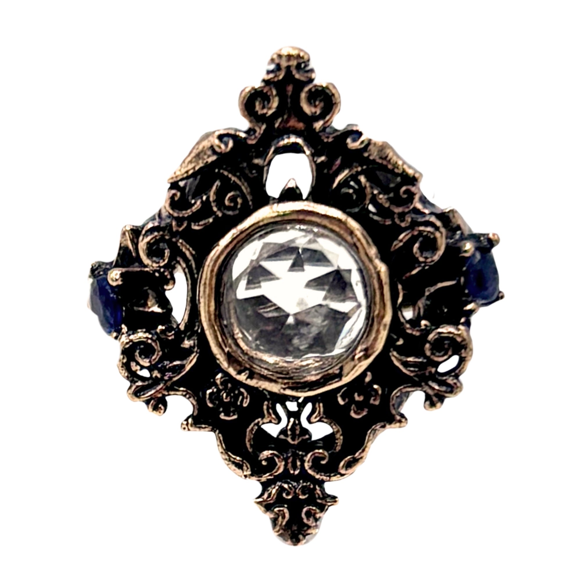 Bague artisanale en cristal de roche facetté, monture dorée ajourée style baroque avec détails bleus