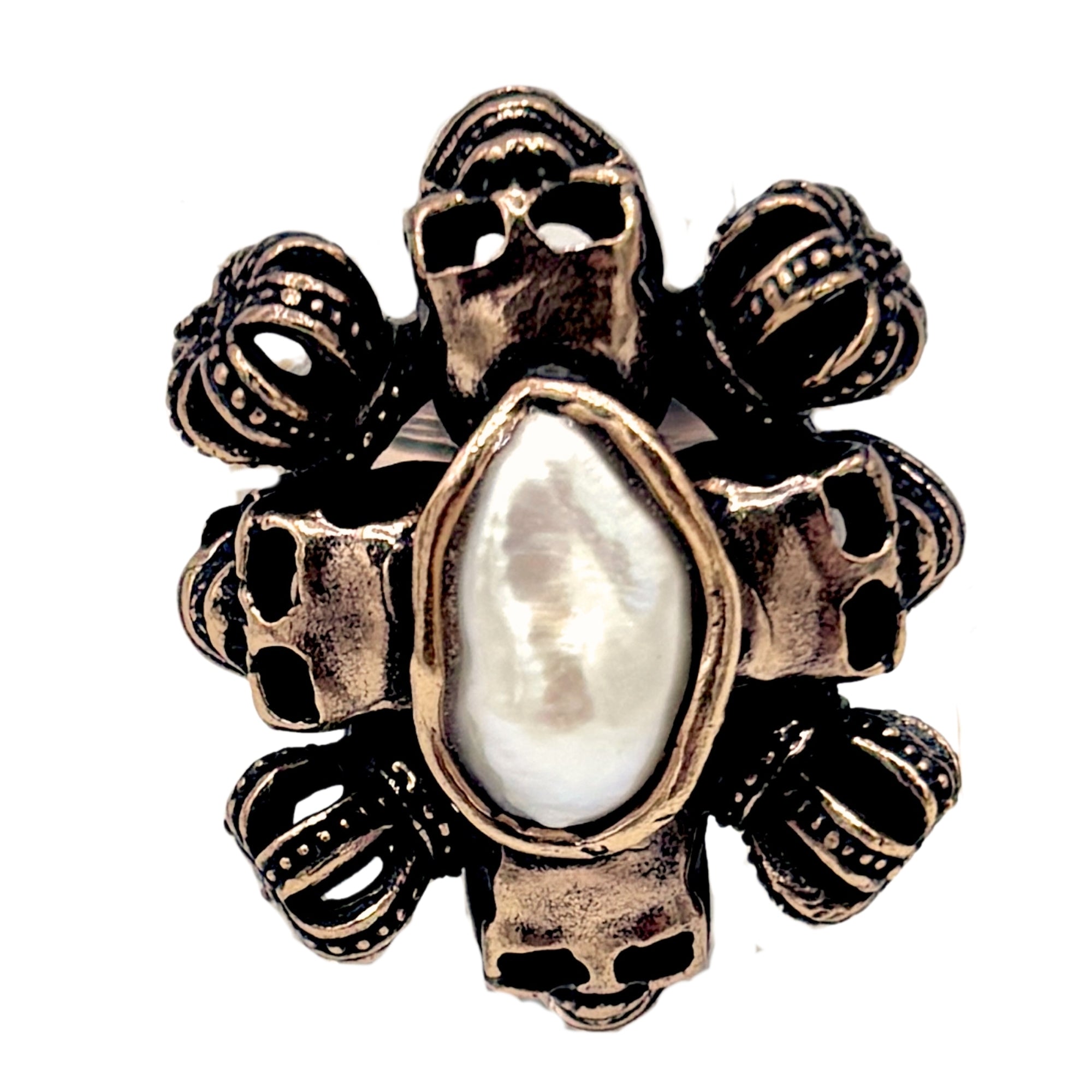 Bague artisanale en métal doré ornée d’une perle baroque ovale, monture ajourée motif floral