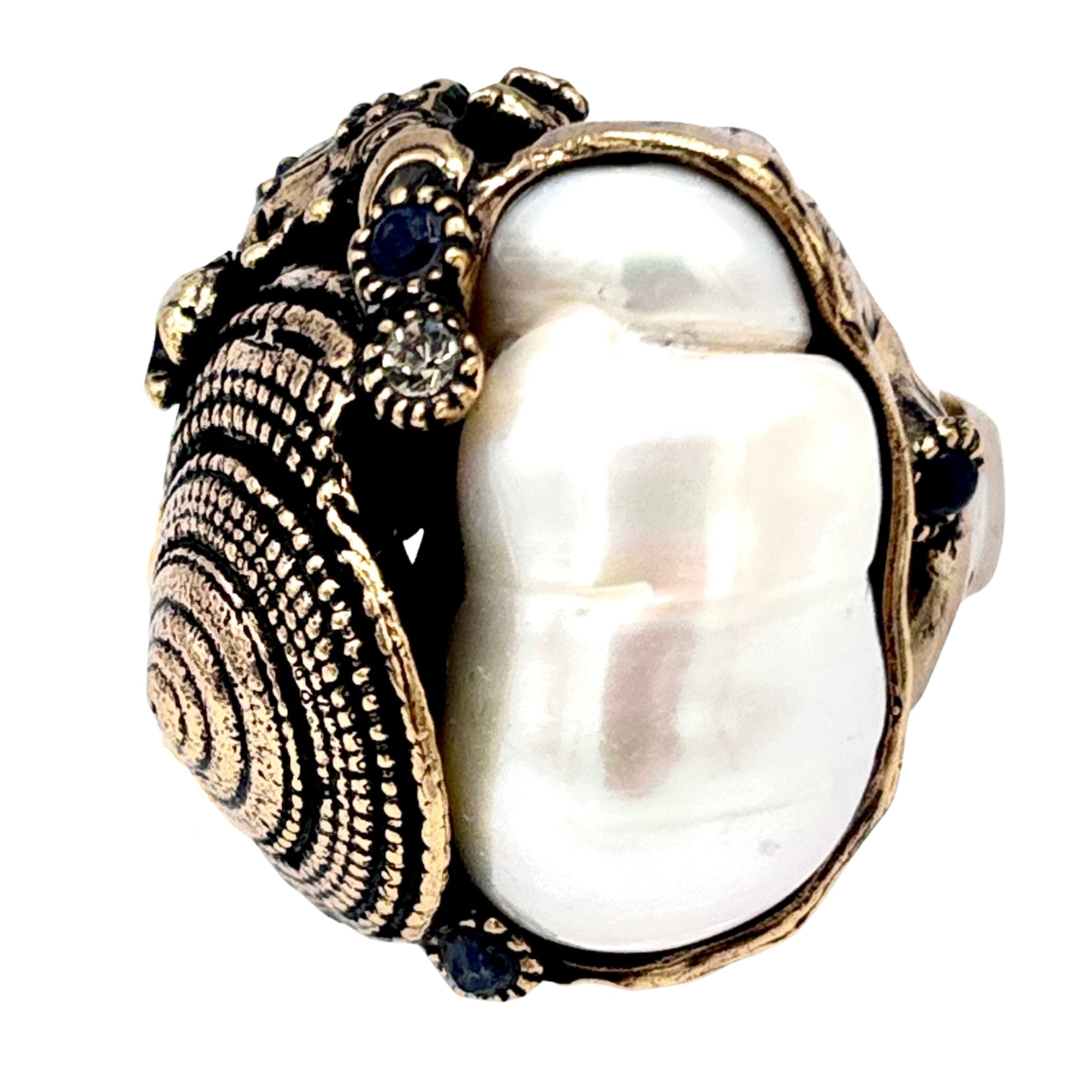 Bague en laiton doré avec perle baroque blanche, ornements texturés et petites pierres bleues et transparentes