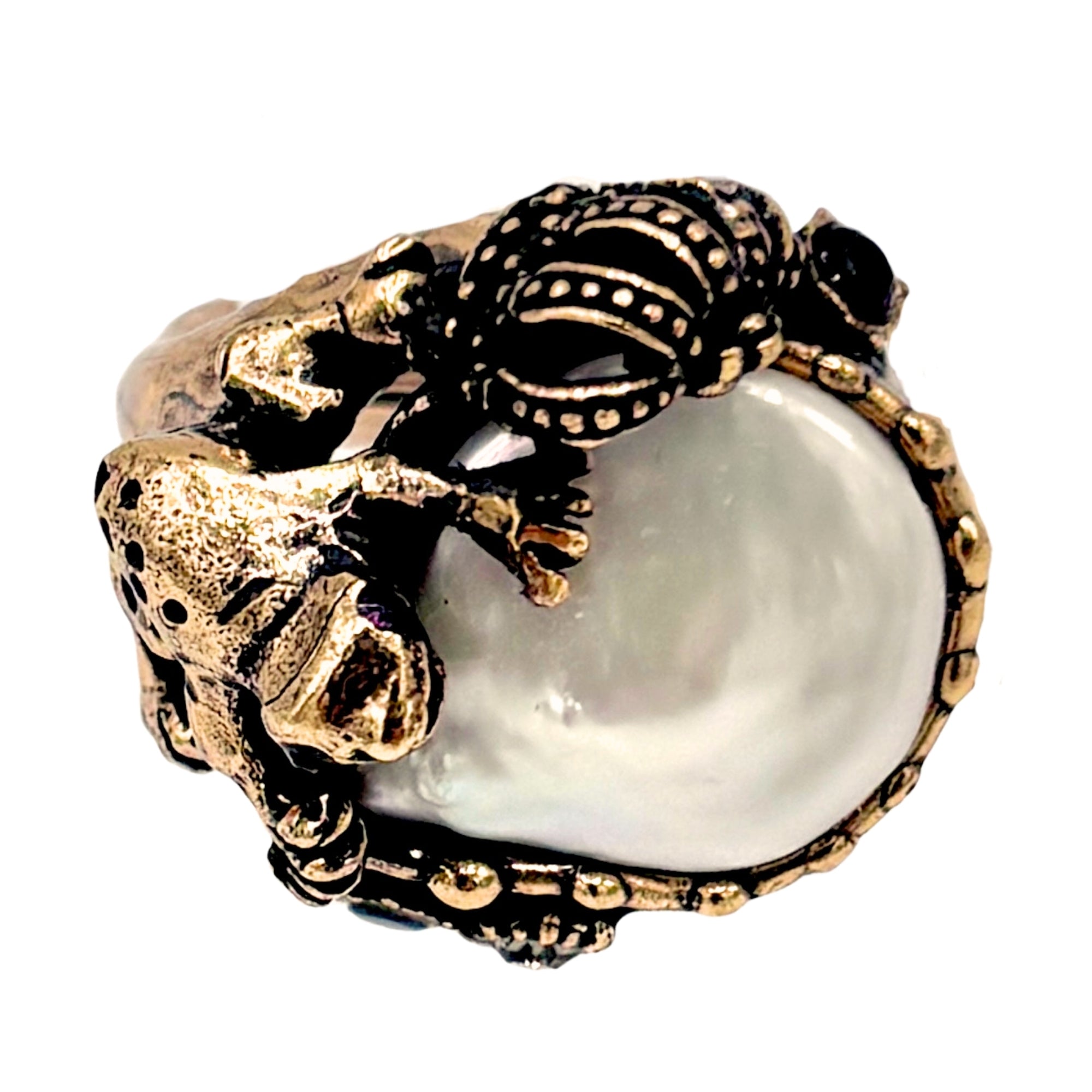 Bague création unique en métal doré avec perle baroque blanche et détails strass texturés
