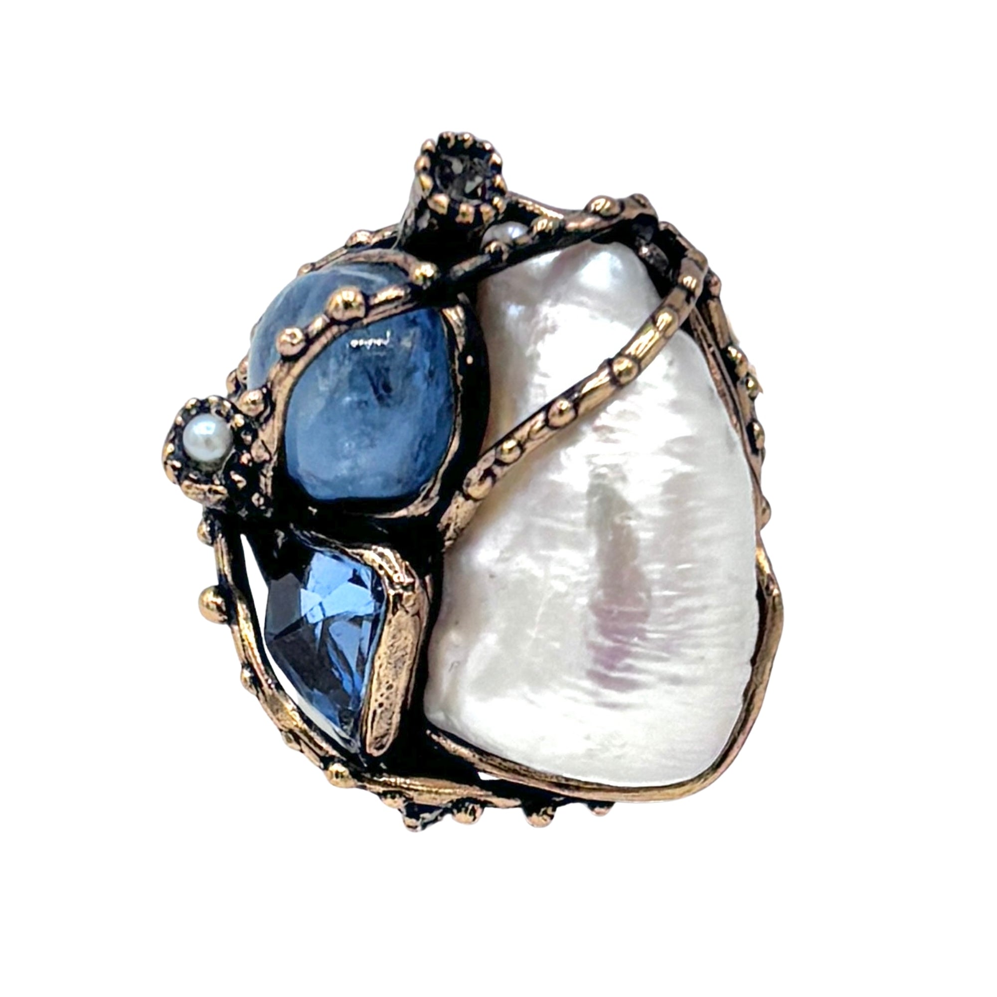 Bague création unique avec perle baroque blanche, aigue-marine et cristal bleu sur monture dorée texturée