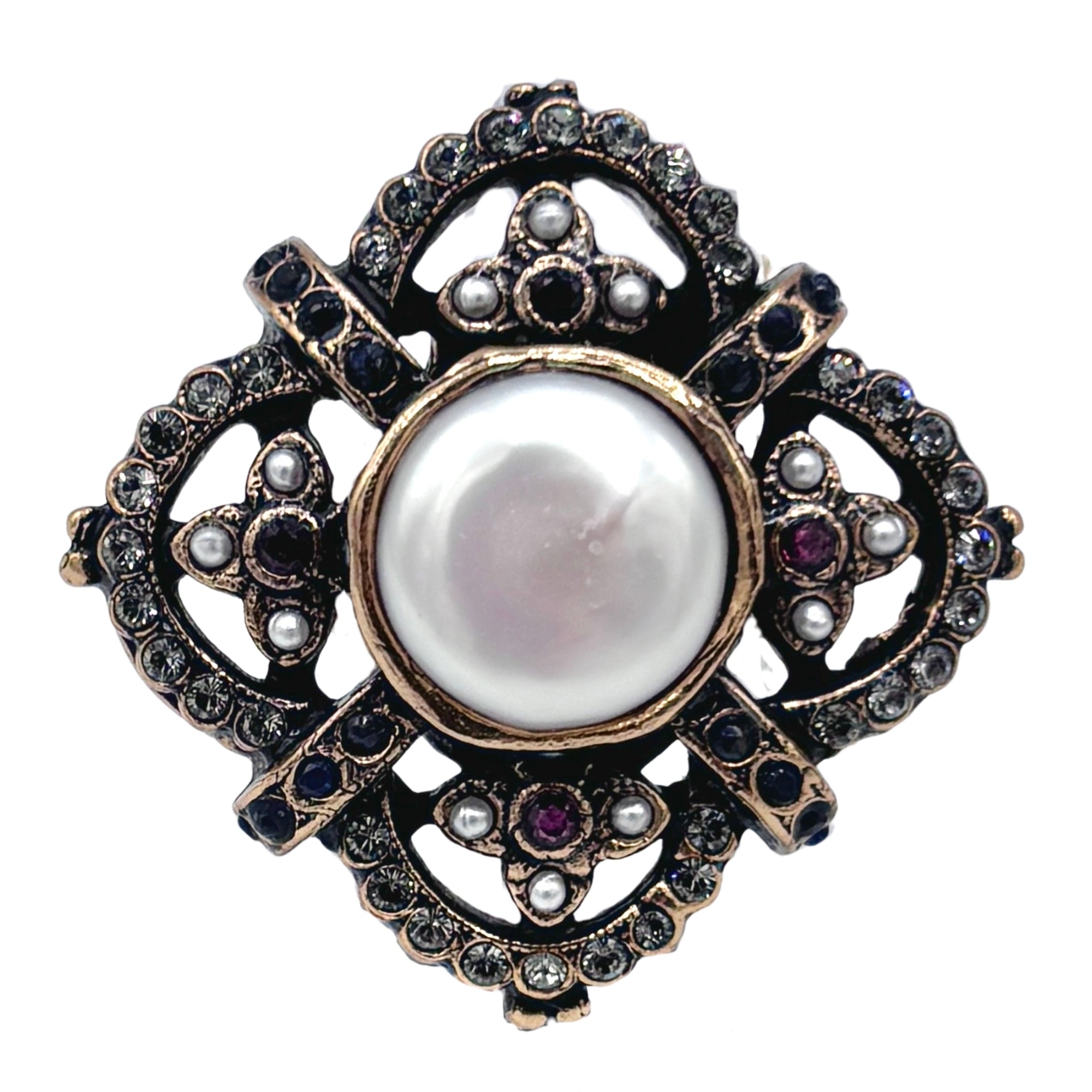 Bague ornée d’une perle baroque centrale, monture dorée travaillée avec cristaux et petites perles décoratives