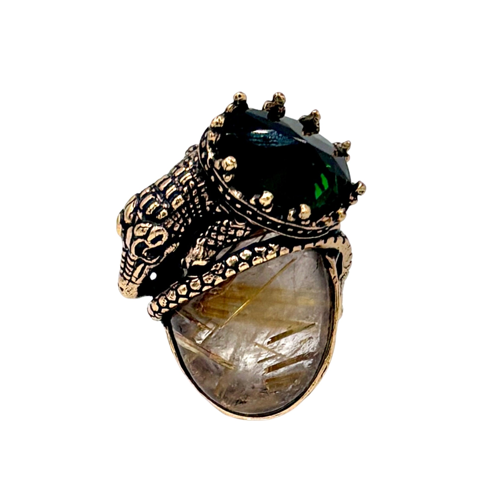Bague création unique en quartz rutile, monture sculptée dorée et pierre ovale aux inclusions dorées visibles