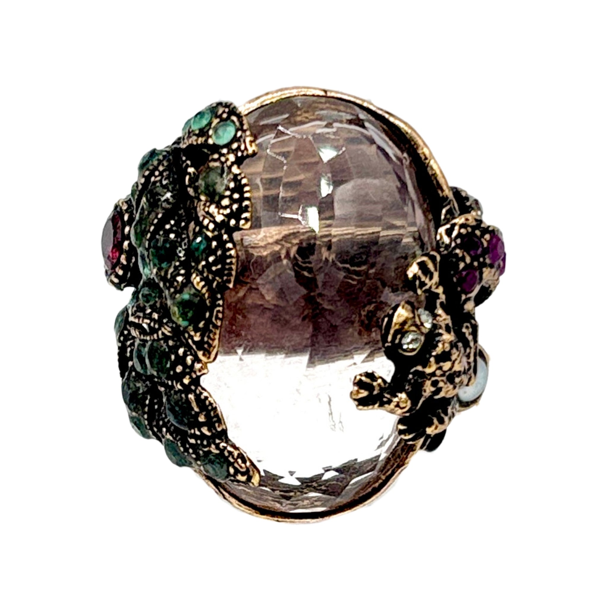 Bague création unique en quartz rose facetté, monture dorée ornée de pierres vertes et roses