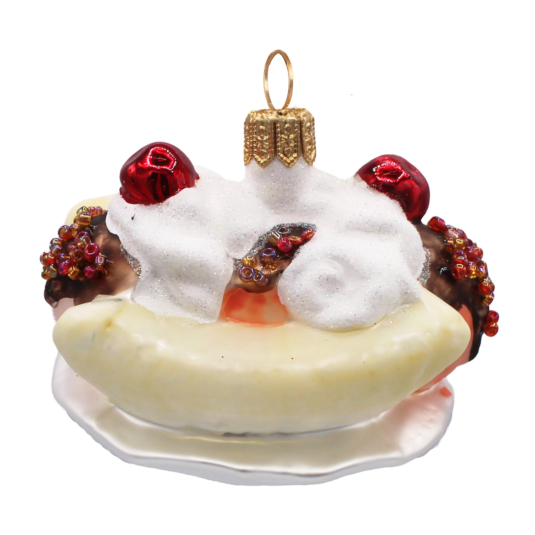 Banana split en verre soufflé crème et rouge, garni de chantilly et cerises