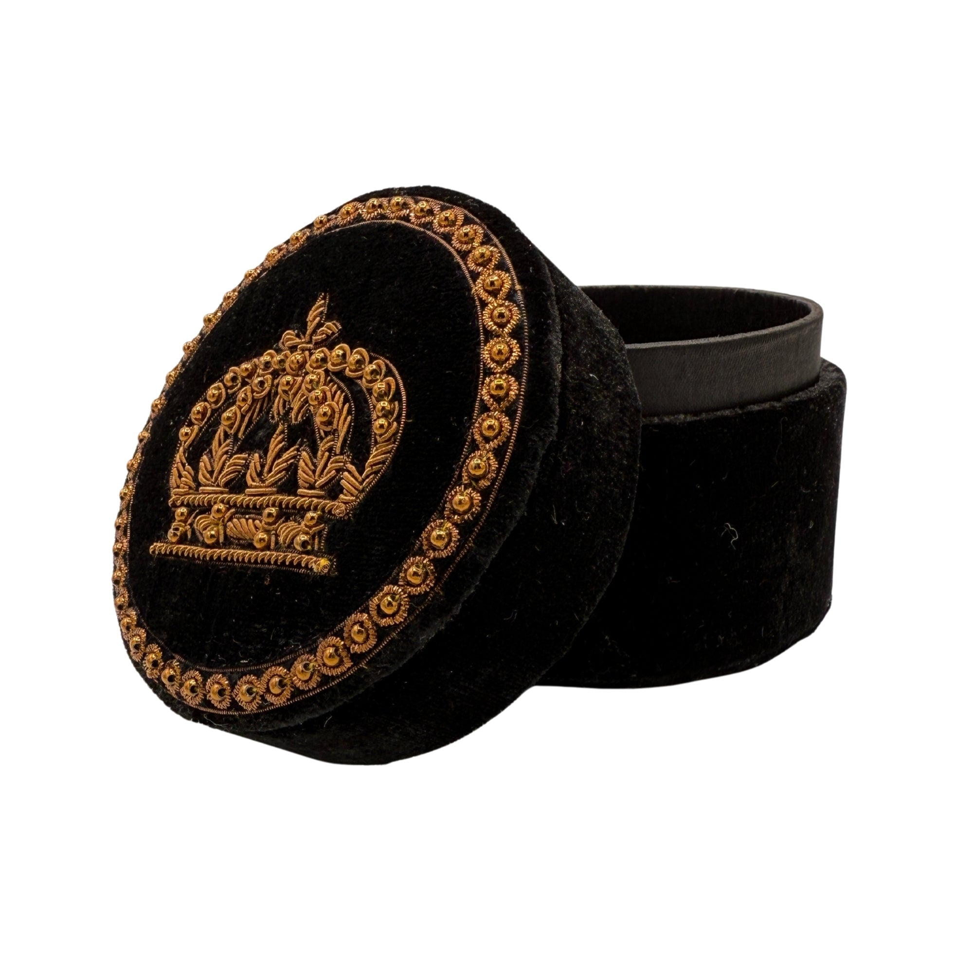 Boite ronde en velours noir brodée d'une couronne cuivrée et bordure de perles