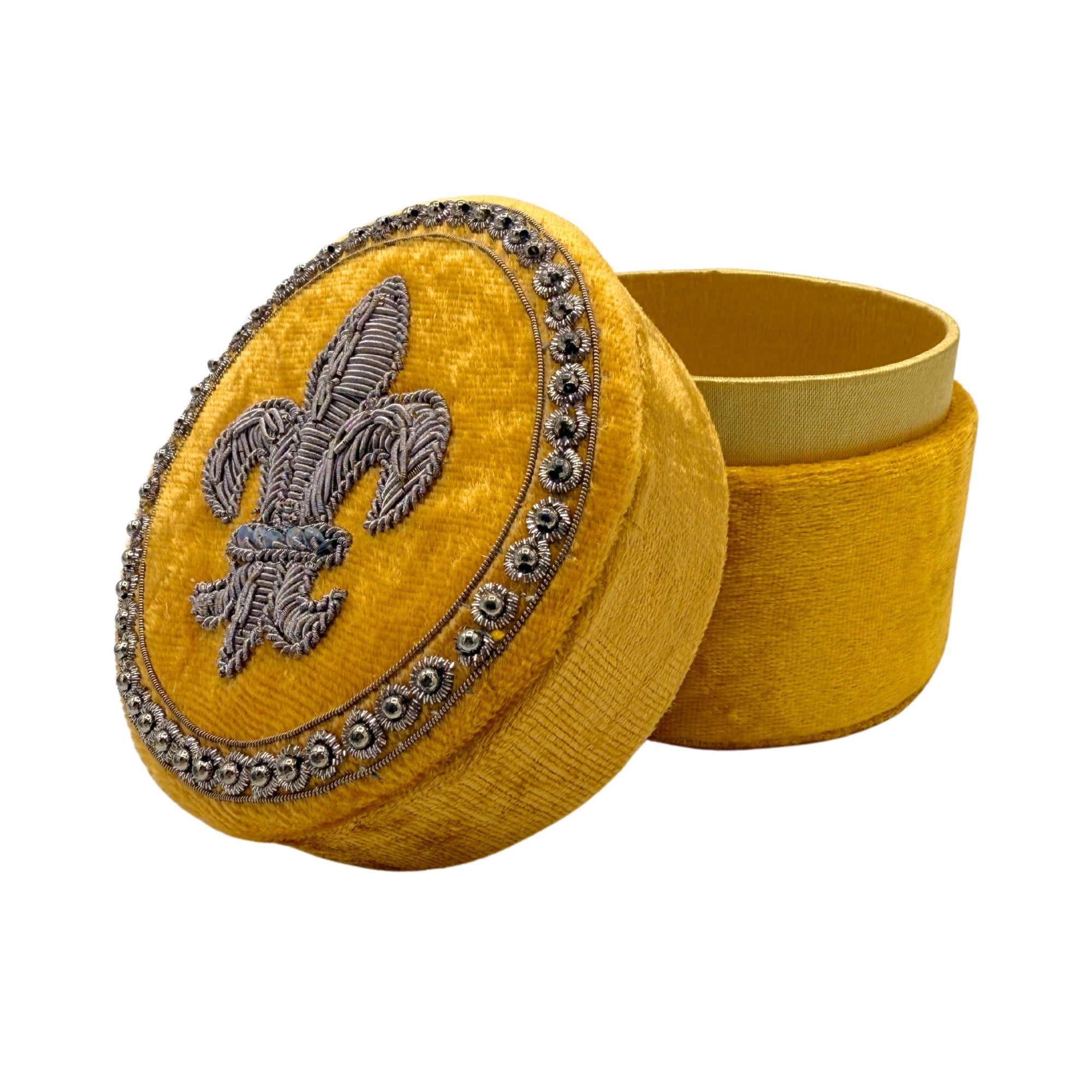 Boite ronde en velours jaune doré brodée d une fleur de lys en fils argentés