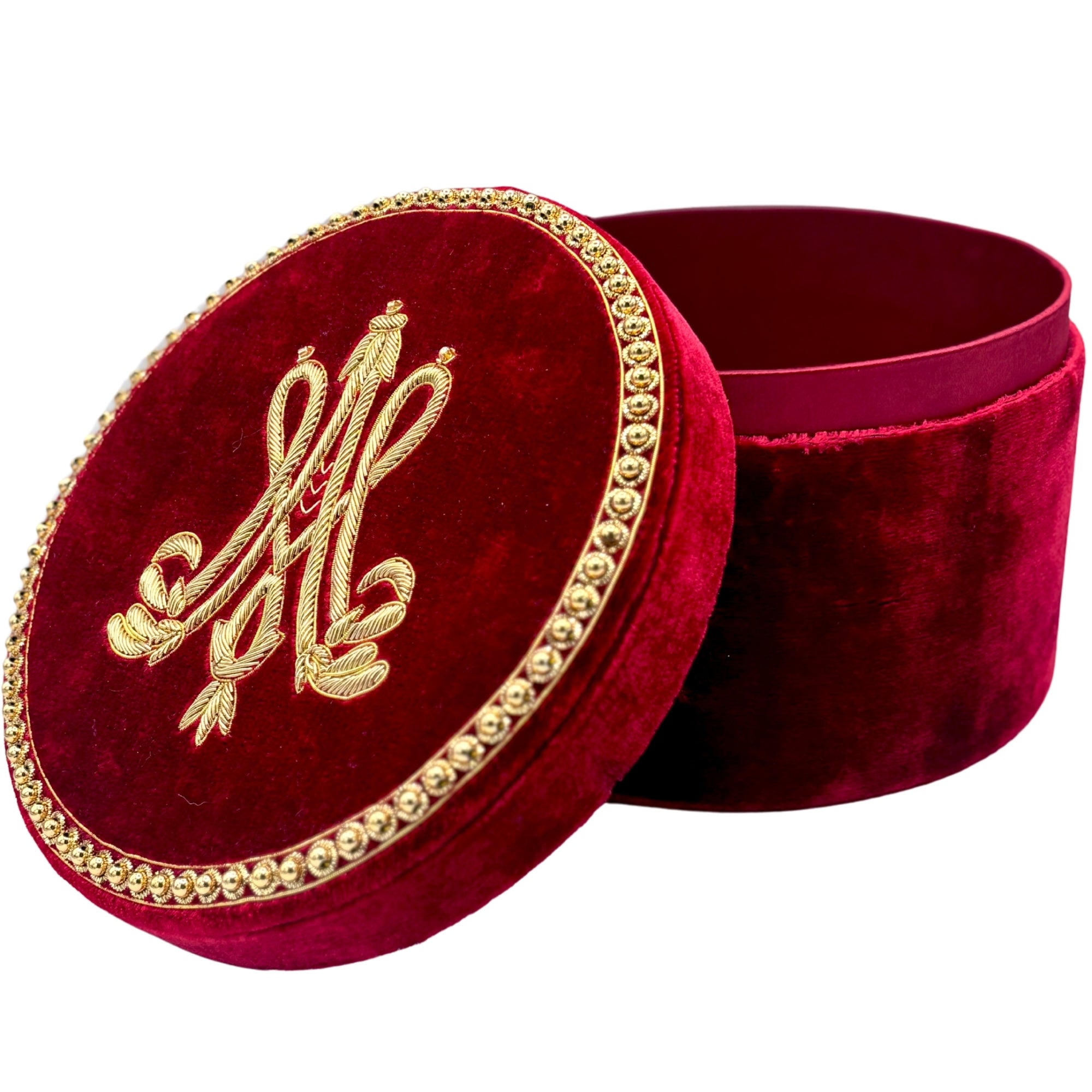 Boîte ronde grand modèle en velours rouge, broderie dorée main style monogramme et galon perlé sur le couvercle