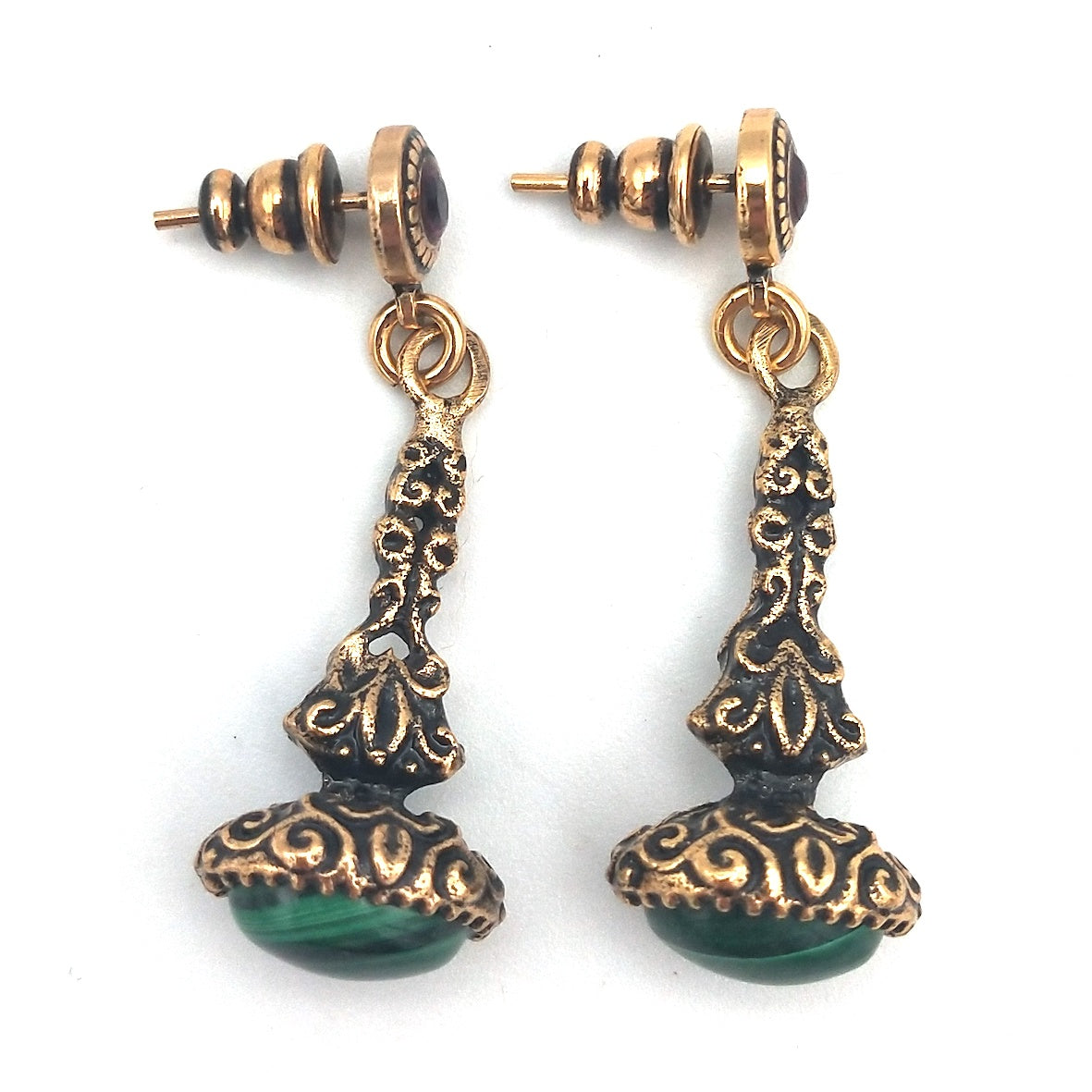 Boucles d’oreilles pendantes en laiton doré ajouré avec cabochon vert malachite