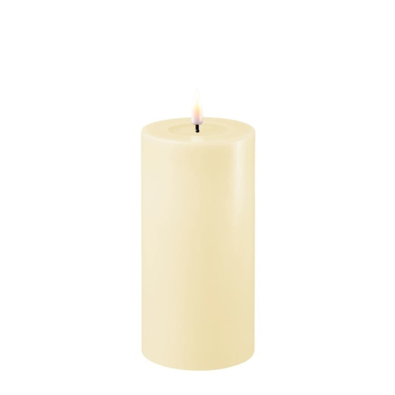 Bougie LED crème cylindrique avec flamme blanche et effet cire fondue