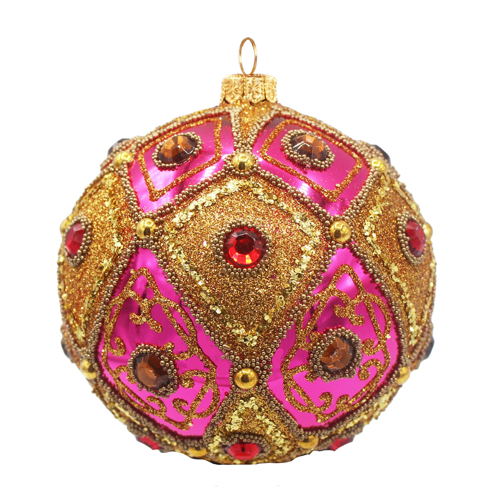 Boule de Noël en verre soufflé rose décorée de motifs dorés et perles