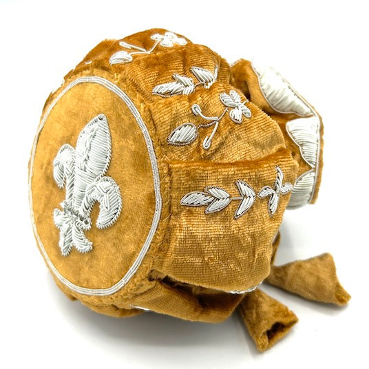 Bourse en velours doré brodée de fils argentés avec fleur de lys sur le côté