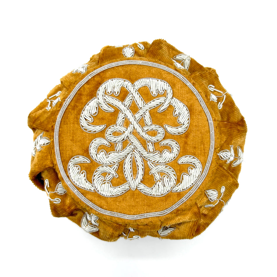 Bourse en velours doré brodée de fils argentés avec fleur de lys centrale