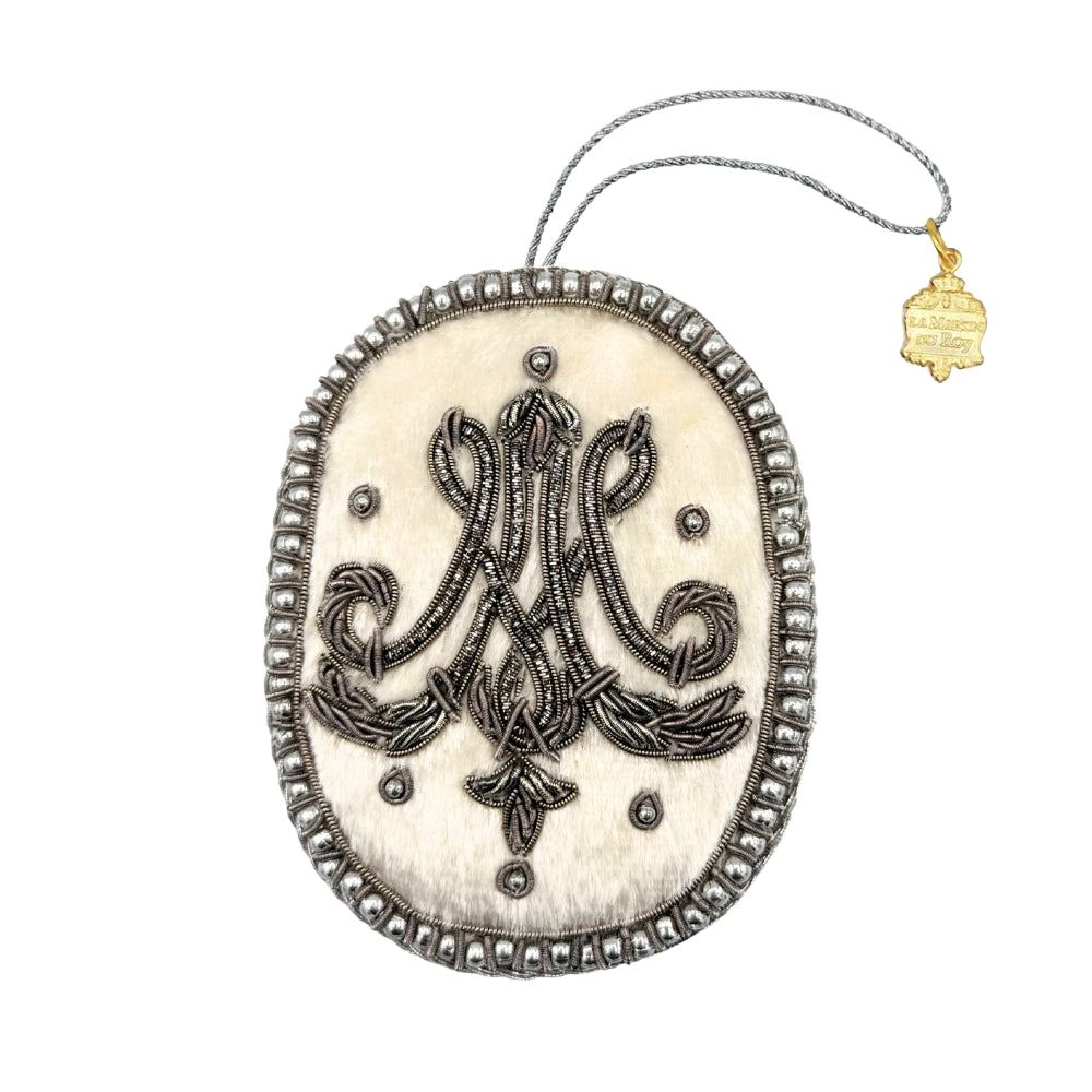 Broderie ovale blanche Marie-Antoinette en fils argentés, perles et cordelière
