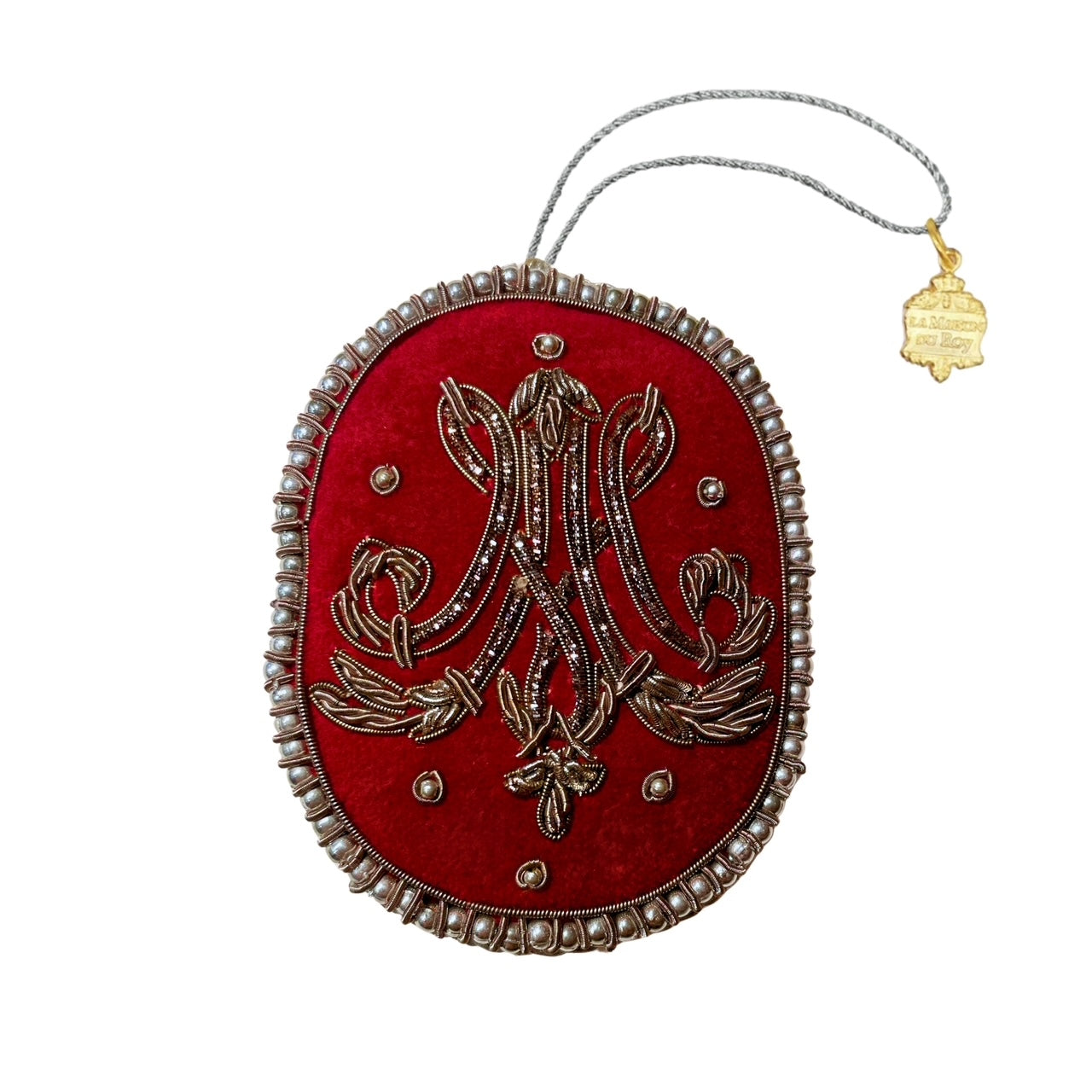 Broderie ovale en velours rouge avec monogramme MA en fils argentés et perles nacrées