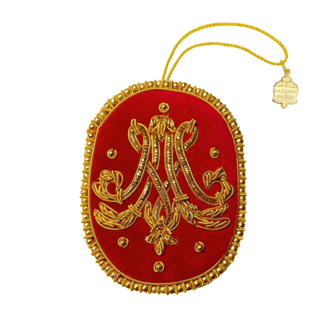Broderie ovale rouge en velours avec monogramme MA doré et bordure de perles